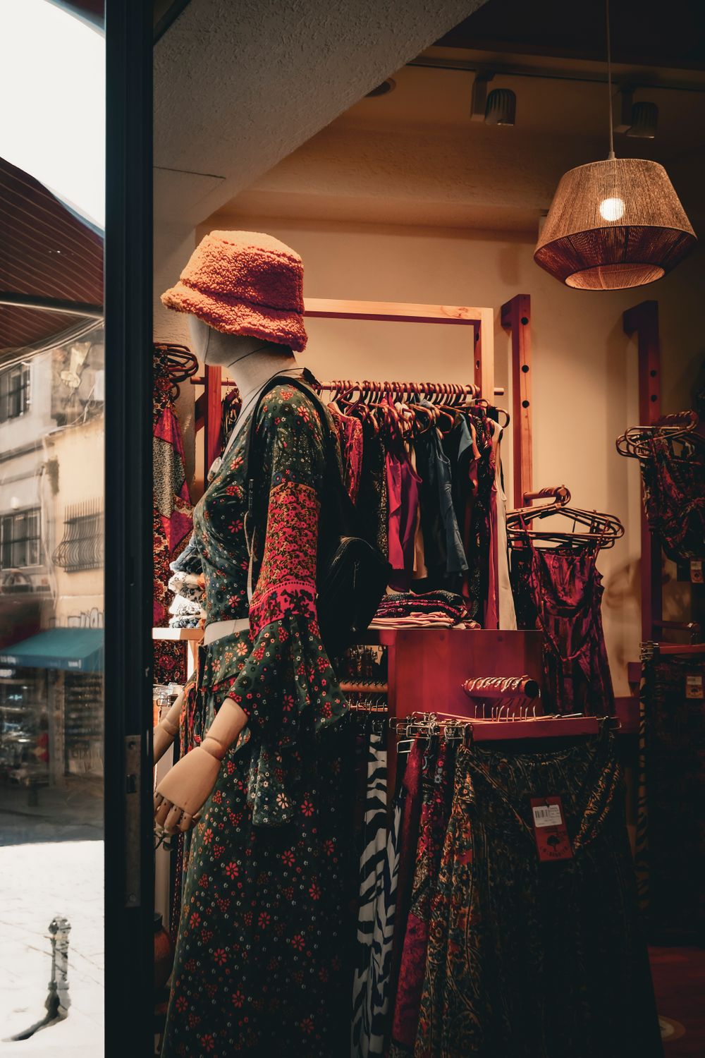 Chic fashion display of floral dress and hat on mannequin in an İstanbul boutique.